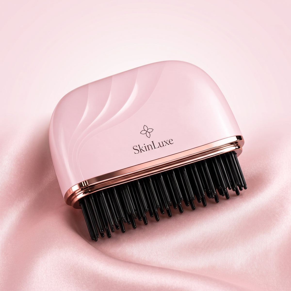 SkinLuxe SmoothOn glattebørste i Soft Pink på lyserød silke