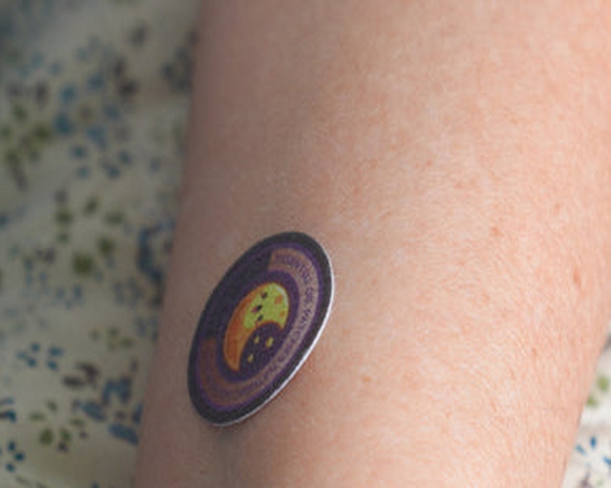 Plaster s&aelig;t p&aring; &aelig;rmet af en pyjamas